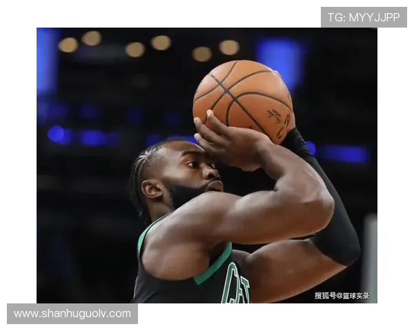 杰伦布朗手感低迷却全能表现砍下19分12板11助力助球队胜利 杰伦布朗手感低迷却全能表现砍下19分12板11助力助球队胜利